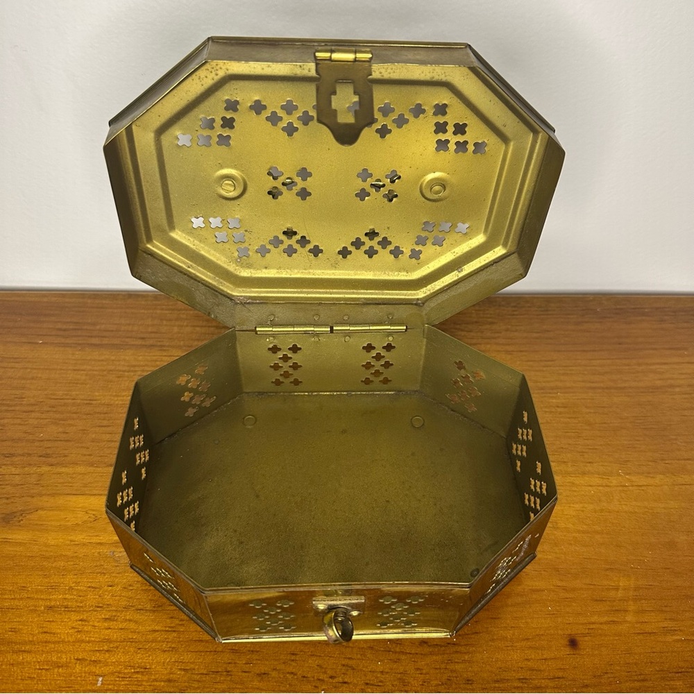 Vintage Pierced Footed Brass Box Potpourri Cricket Trinket Jewelry India Patina - Picture 6 of 6